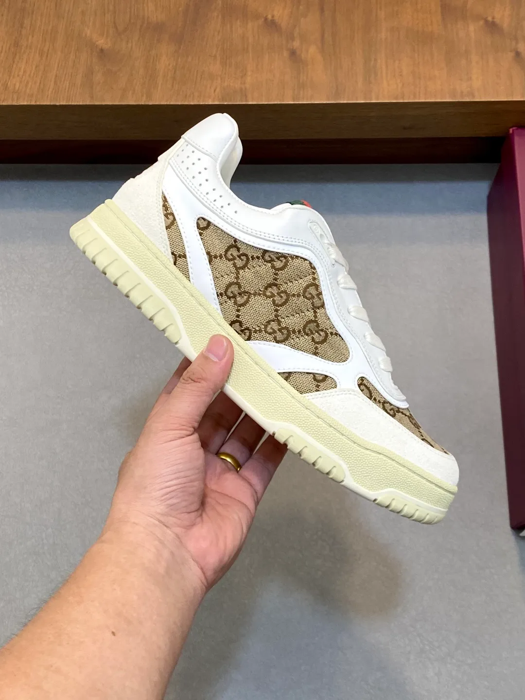 Men's Shoes 💰660 𝐆𝐮𝐜𝐜𝐢 𝐑𝐞-𝐖𝐞𝐛 As the first sneaker created by Sabato De Sarno for Gucci, the Re-Web series reinterprets the brand's classic stripes and sets off the modern silhouette design with bold and unique details. These shoes are crafted from white leather. This new sneaker is ingeniously decorated with many of the brand's classic details, and is equipped with a bright red and green webbing tongue, which will make people fall in love at first sight. White leather treated with a special process for softness and luster, with an embossed grainy texture. Script Gucci logo and interlocking G web label with Interlocking G and script Gucci logo. Rubber outsole with interlocking G detail eyelets. Web tongue. Size: 39-44 (customized for sizes 38 and 45)